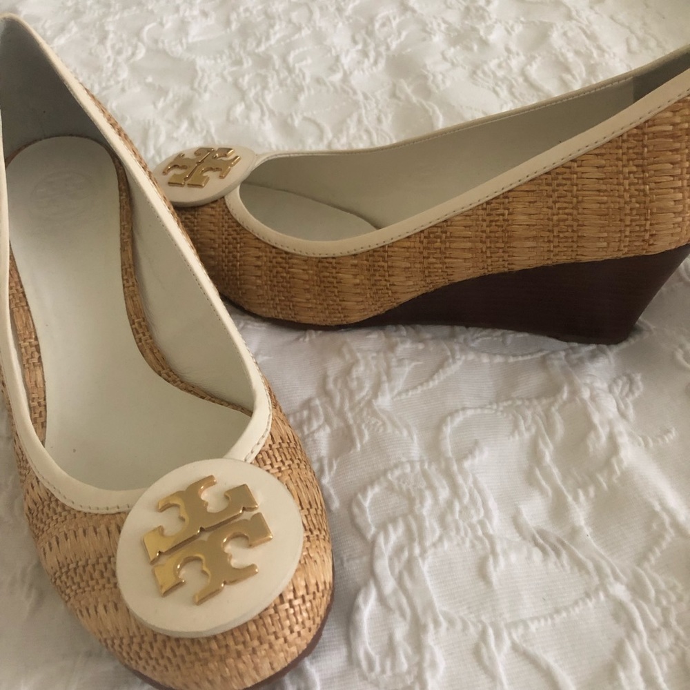 Tory Burch “Sally” wedges raffia/white/gold EUC 11
